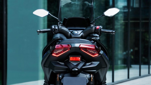 2025 XMAX 300