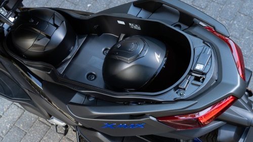 2025 XMAX 300