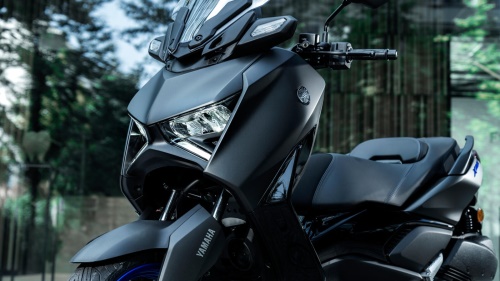 2025 XMAX 300