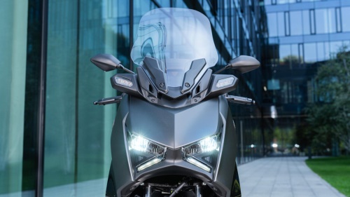 2025 XMAX 300