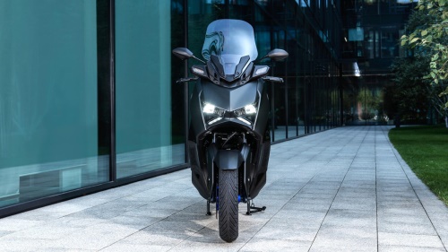 2025 XMAX 300